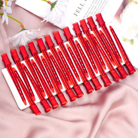 Clips en métal rouge mat Bantoye en utilisation sur des cheveux