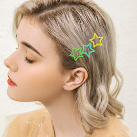 Clips étoiles SAOROPEB sur une table avec accessoires de beauté