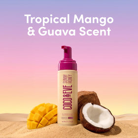 Coco & Eve Mousse Auto-Bronzante Ultra Sombre vue sur un fond tropical