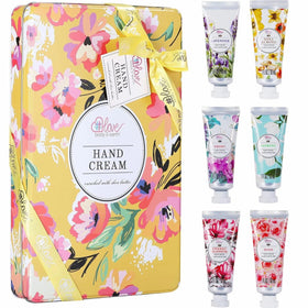 Coffret BODY & EARTH sur une table avec des fleurs