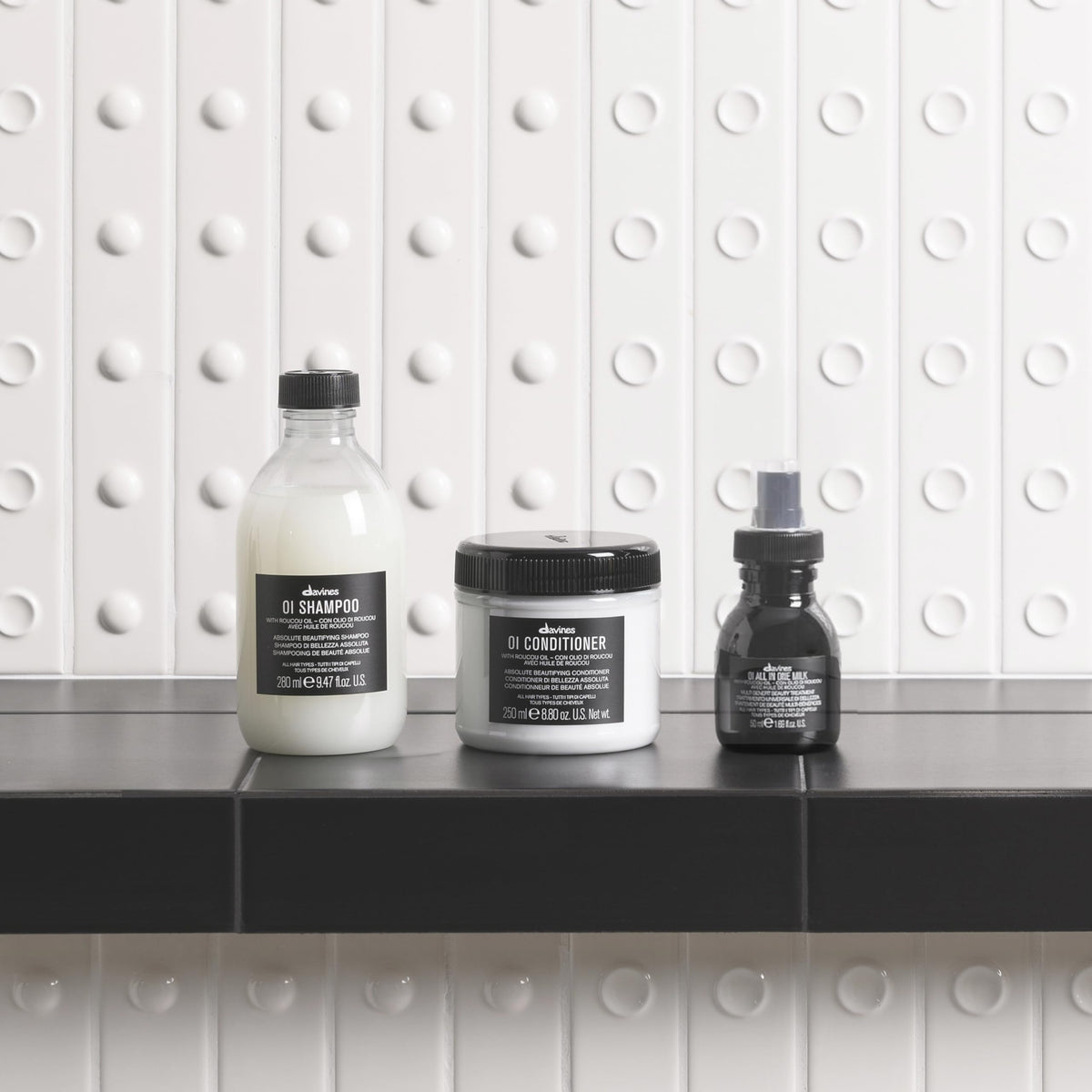Coffret Davines OI sur une surface en bois
