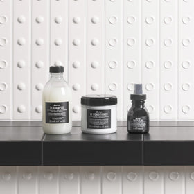 Coffret Davines OI sur une surface en bois