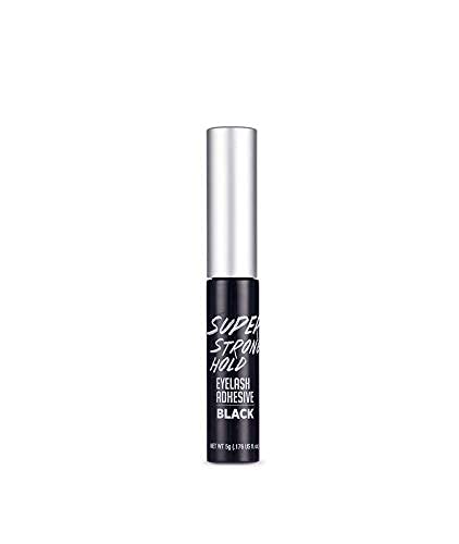 Colle à cils iENVY pendant une application de maquillage