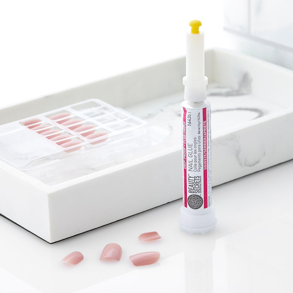 Colle à Ongles BEAUTY SECRETS dans un environnement de manucure