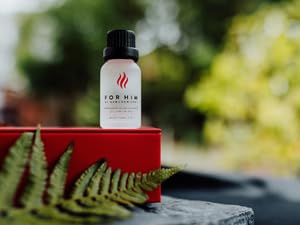 Cologne pour Homme RawChemistry, ouverture du flacon avec huile visible