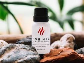 Cologne pour Homme RawChemistry sur une table avec un fond neutre