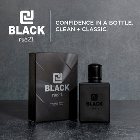 Cologne Rue 21 pour hommes, présentation sur une surface en bois