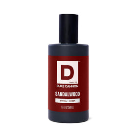 Cologne Santal Duke Cannon avec d'autres produits de grooming