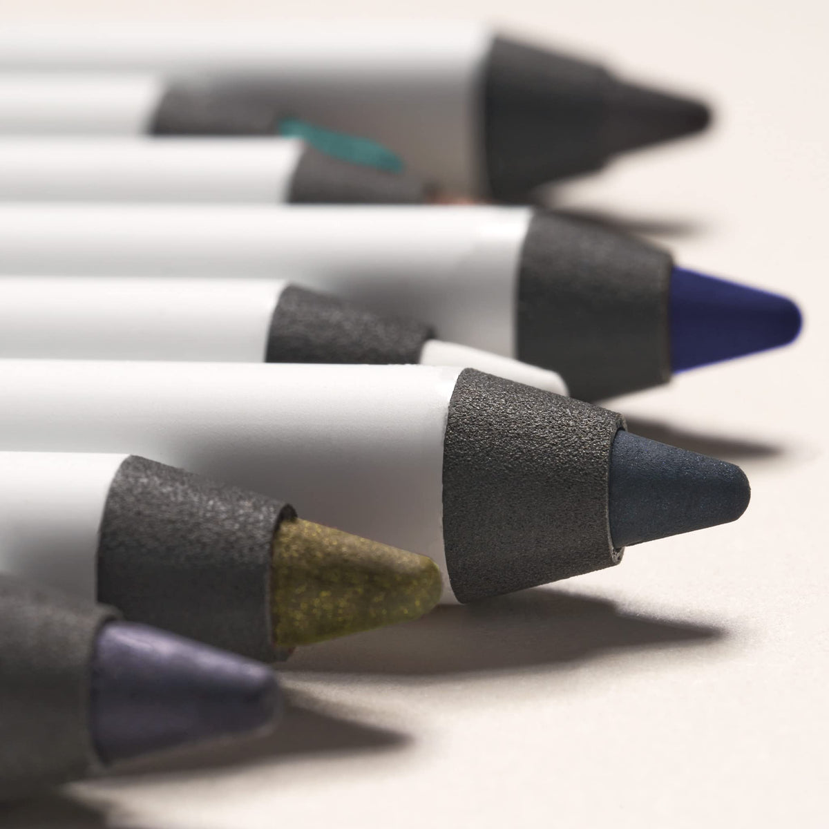Comparaison de l'eyeliner Julep avec d'autres eyeliners