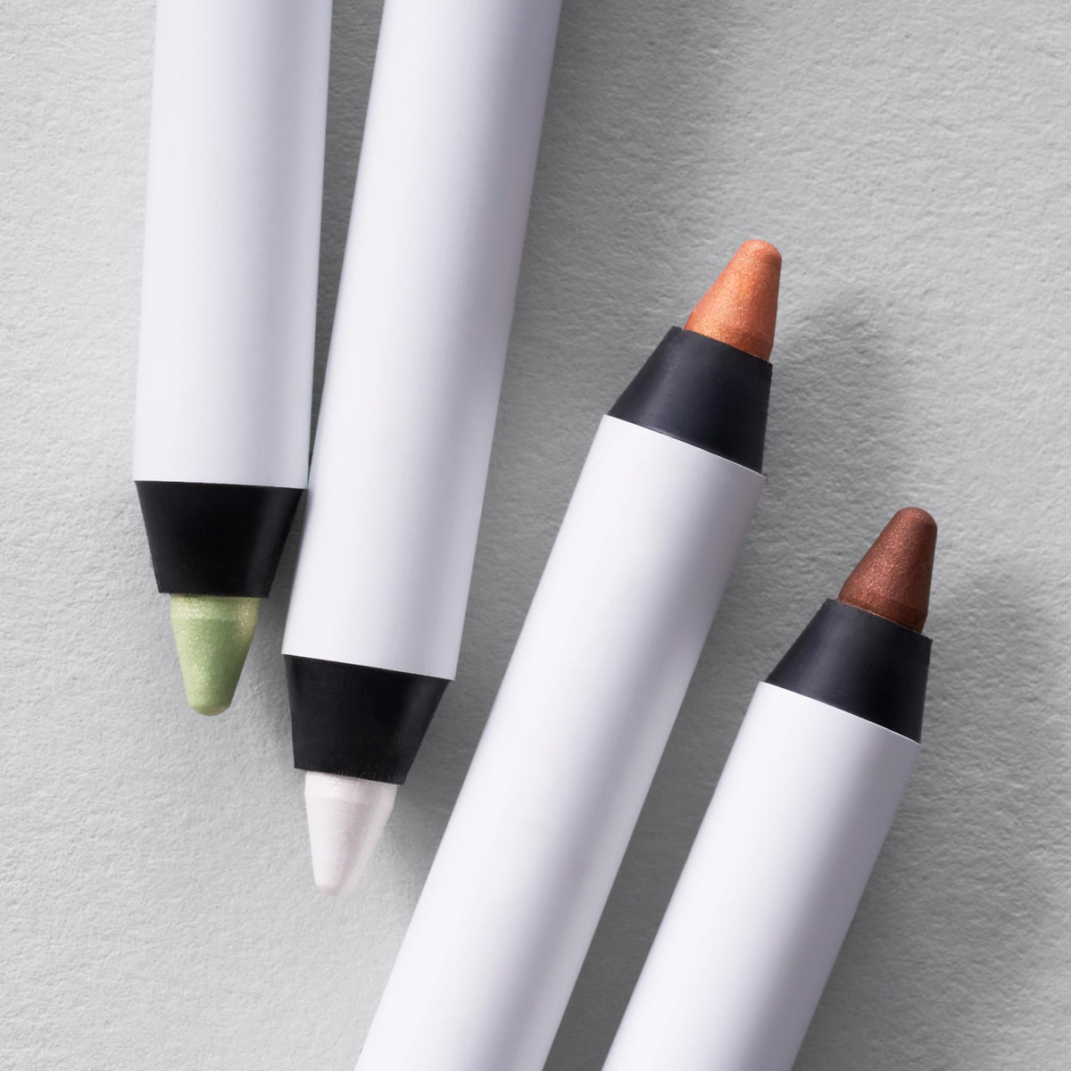 Comparaison de l'eyeliner Julep avec d'autres produits de maquillage