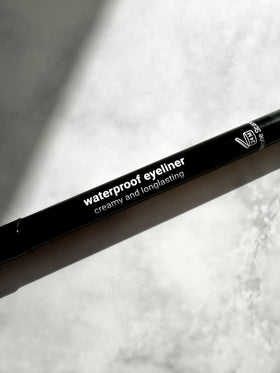 Comparaison du crayon eyeliner noir avec d'autres produits de maquillage