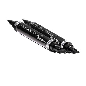 Comparaison entre les ailes de eyeliner créées avec le tampon The Flick Stick