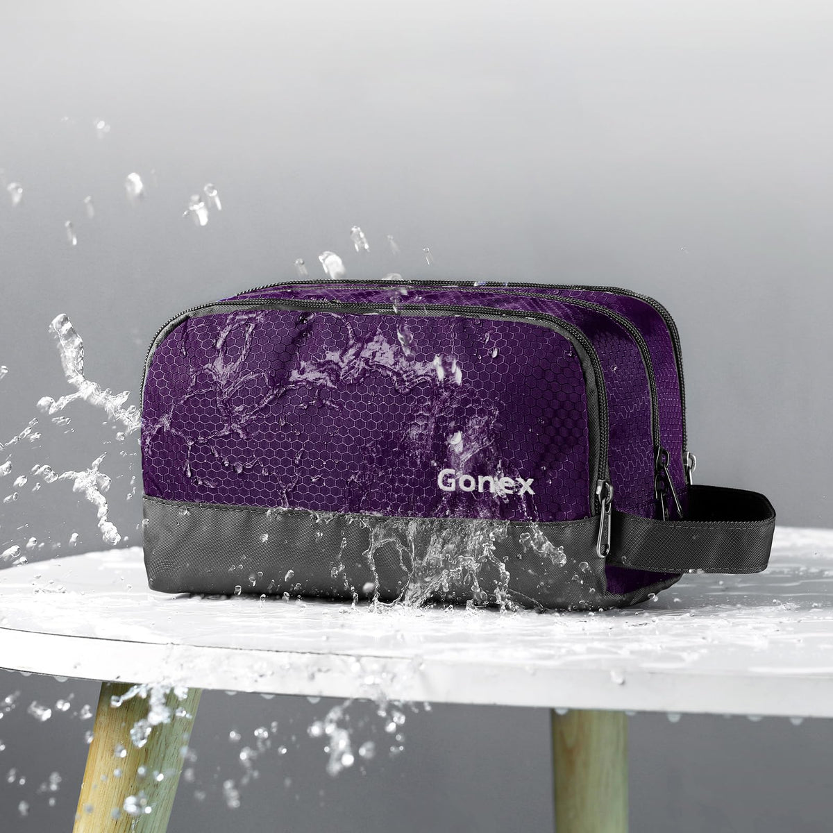 Compartiment principal de la trousse Gonex avec bouteilles de shampoing