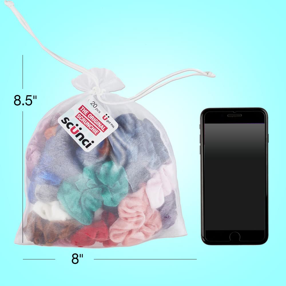 Conair scrunchies en velours sur une surface blanche