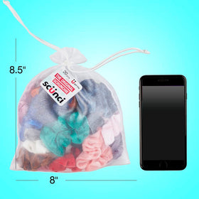 Conair scrunchies en velours sur une surface blanche