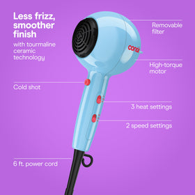 Conair Sèche-Cheveux Cake Pop bleu dans un environnement de salle de bain