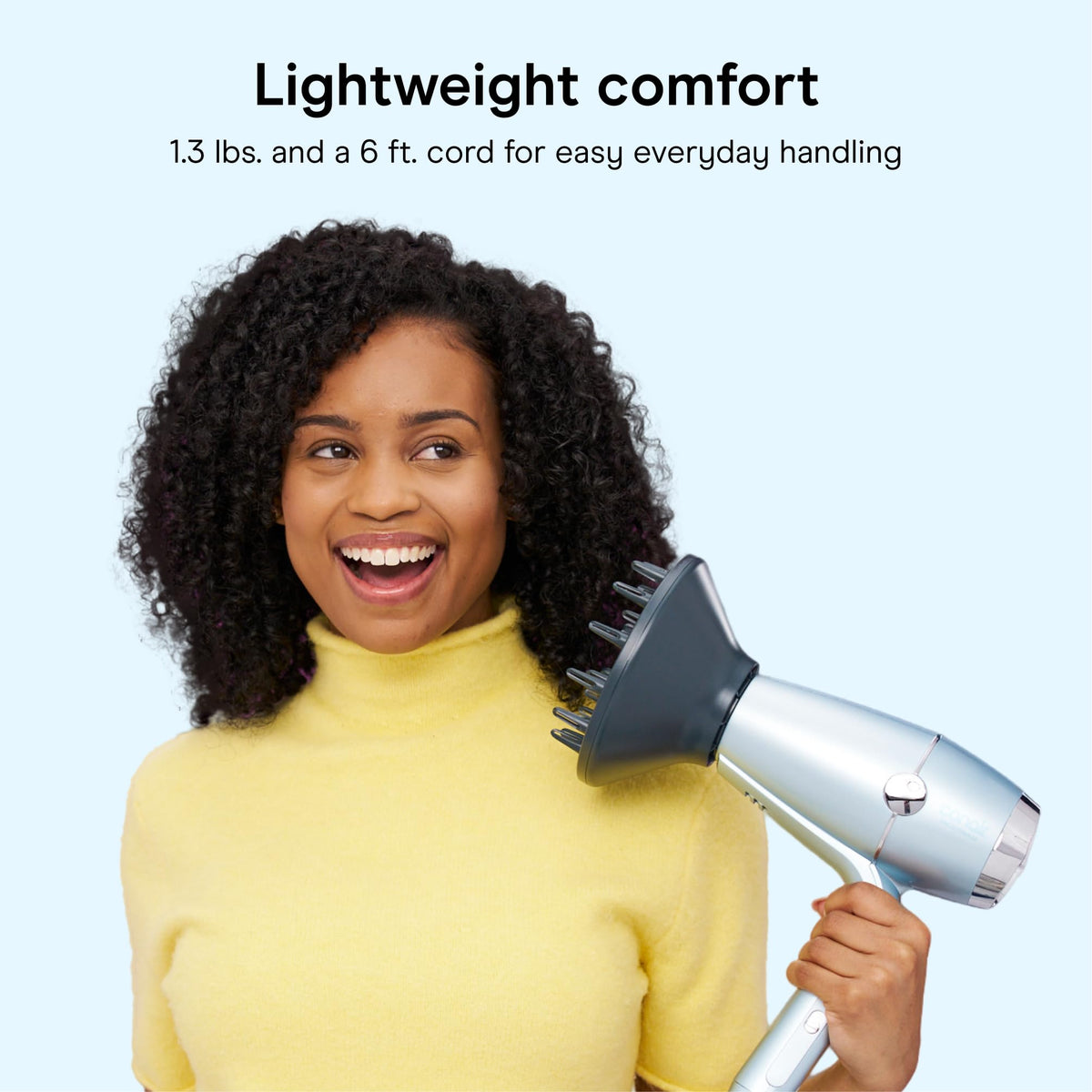 Conair Sèche-Cheveux SmoothWrap 1875W en action sur des cheveux bouclés