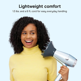 Conair Sèche-Cheveux SmoothWrap 1875W en action sur des cheveux bouclés