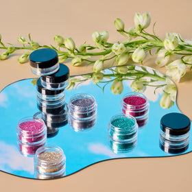 Contenants en plastique avec étiquettes sur une table