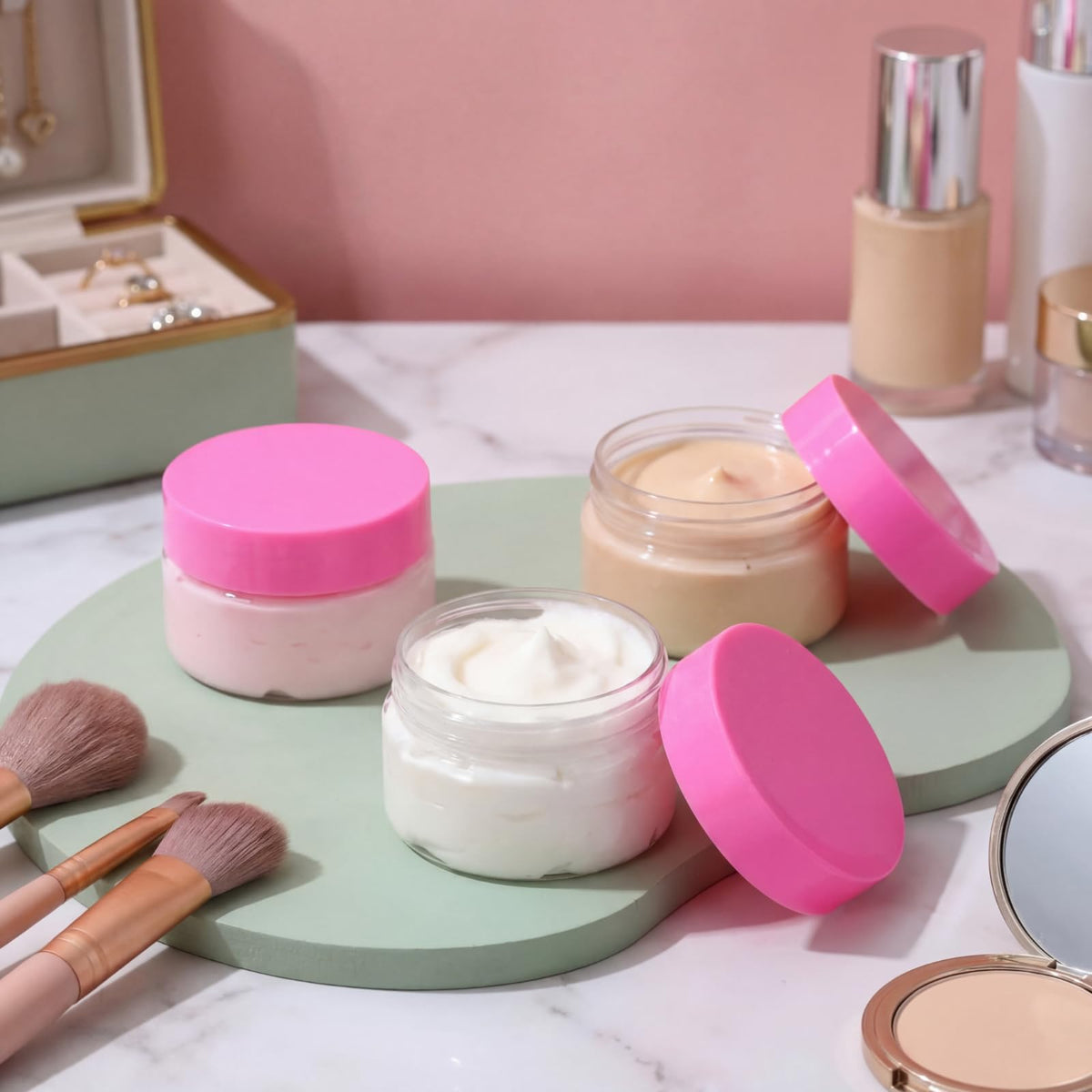 Contenants ronds en plastique Patelai avec divers produits à l'intérieur