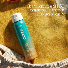COOLA Crème Solaire Bio sur une serviette de plage