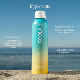 COOLA Spray Solaire Bio, ambiance plage avec le produit