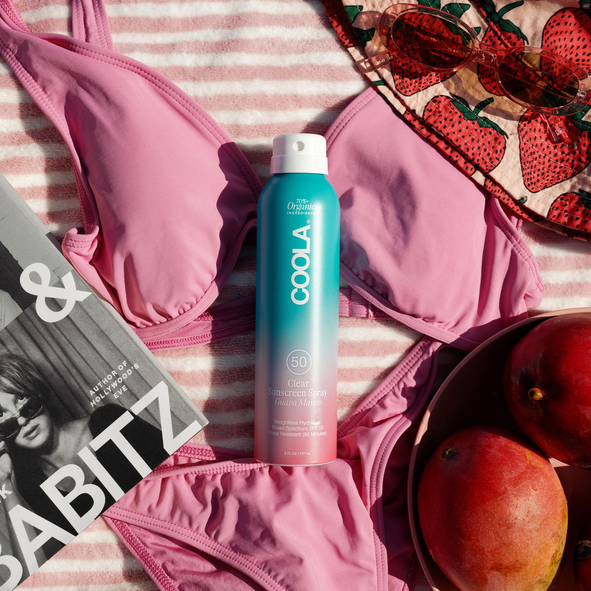 Coola Spray Solaire Bio dans un environnement de plage