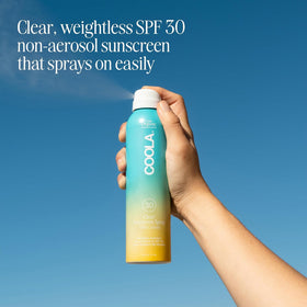 COOLA Spray Solaire Bio SPF 30 Piña Colada, application sur la peau