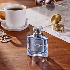 Côté du flacon Nautica Voyage 200 ml avec détails du design