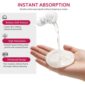 Coton Rounds Astraescly sur une table avec des produits de beauté
