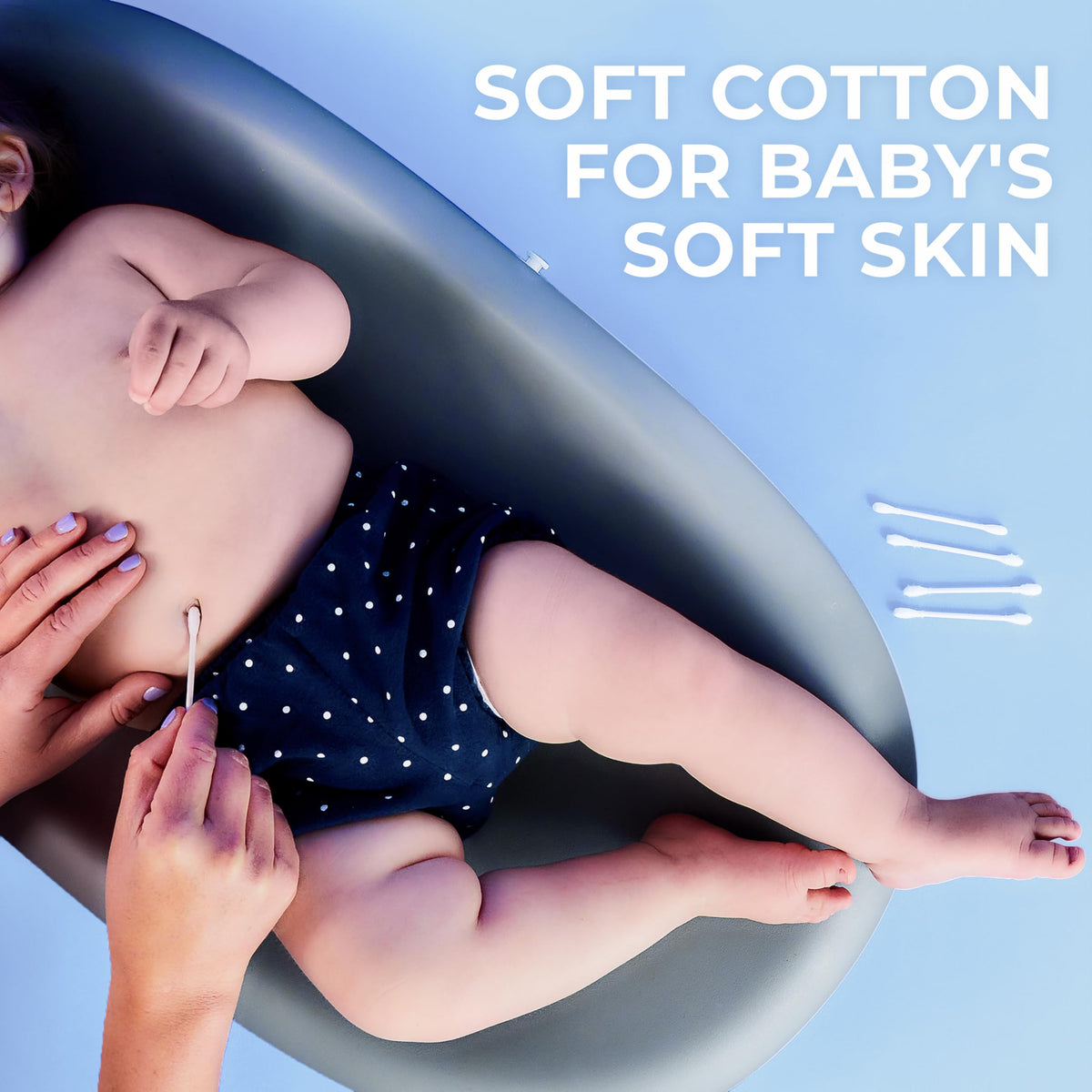 Coton Tige Q-tips sur une surface blanche