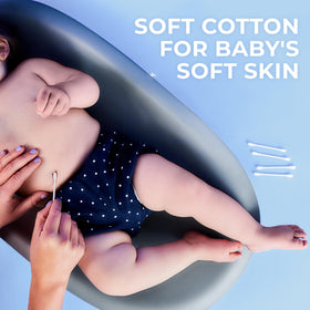 Coton Tige Q-tips sur une surface blanche