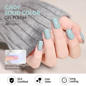 Couche de vernis gel GAOY sur des ongles manucurés