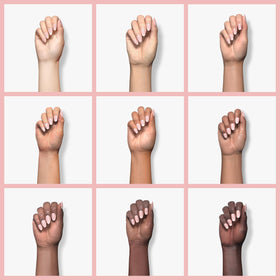 Couche de vernis gel rose transparent sur un ongle