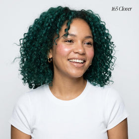 Couleur de cheveux verte éclatante avec Adore 165 Clover