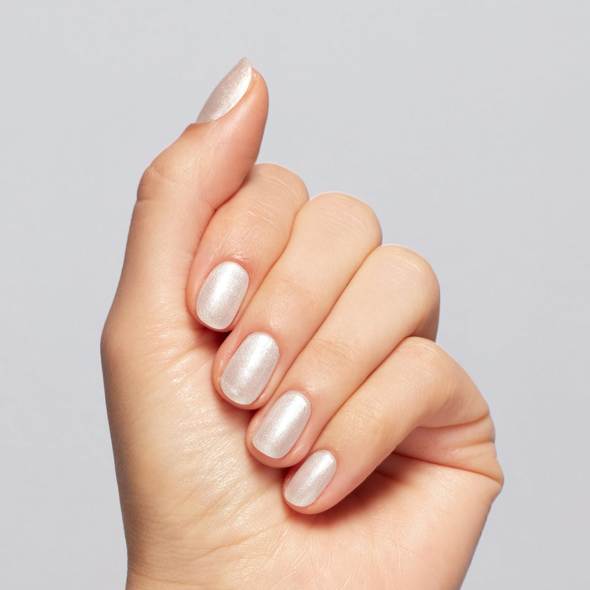 Couleur douce et lumineuse du vernis OPI Gemini and I sur des ongles