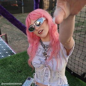 Couleur rose frosé sur cheveux blonds