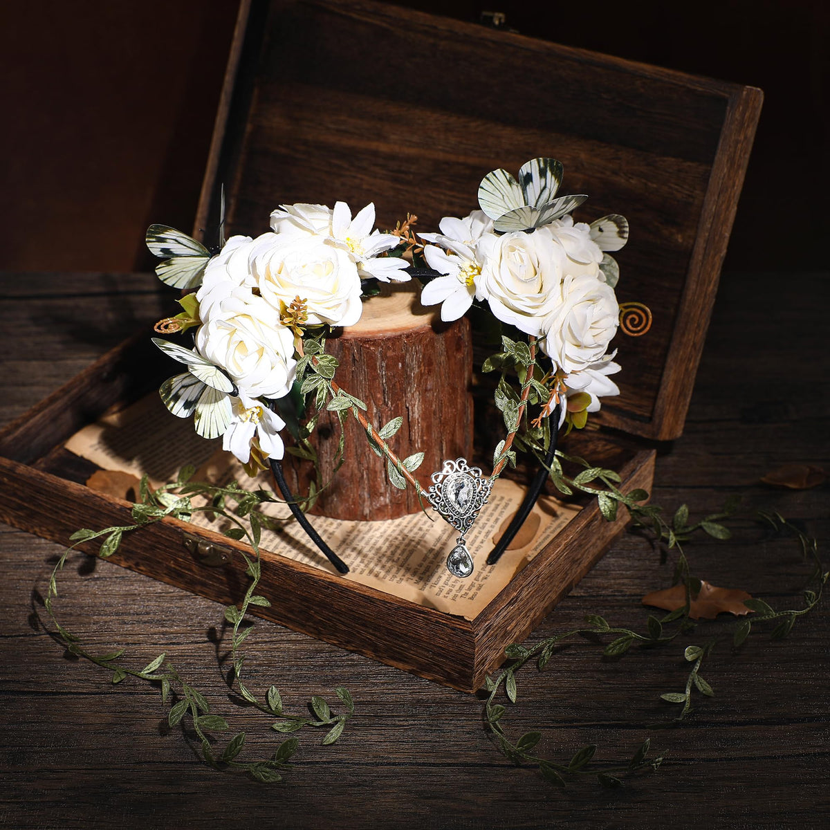 Couronne de fleurs blanche MOSTORY avec d'autres couronnes colorées