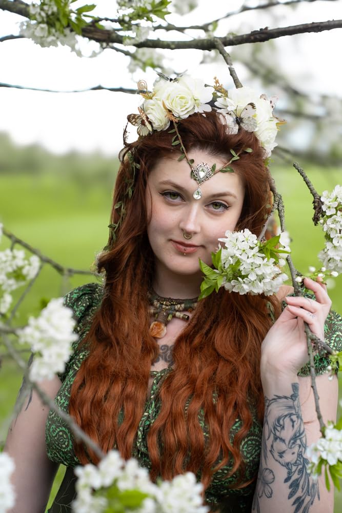 Couronne de fleurs blanche MOSTORY portée lors d'un événement