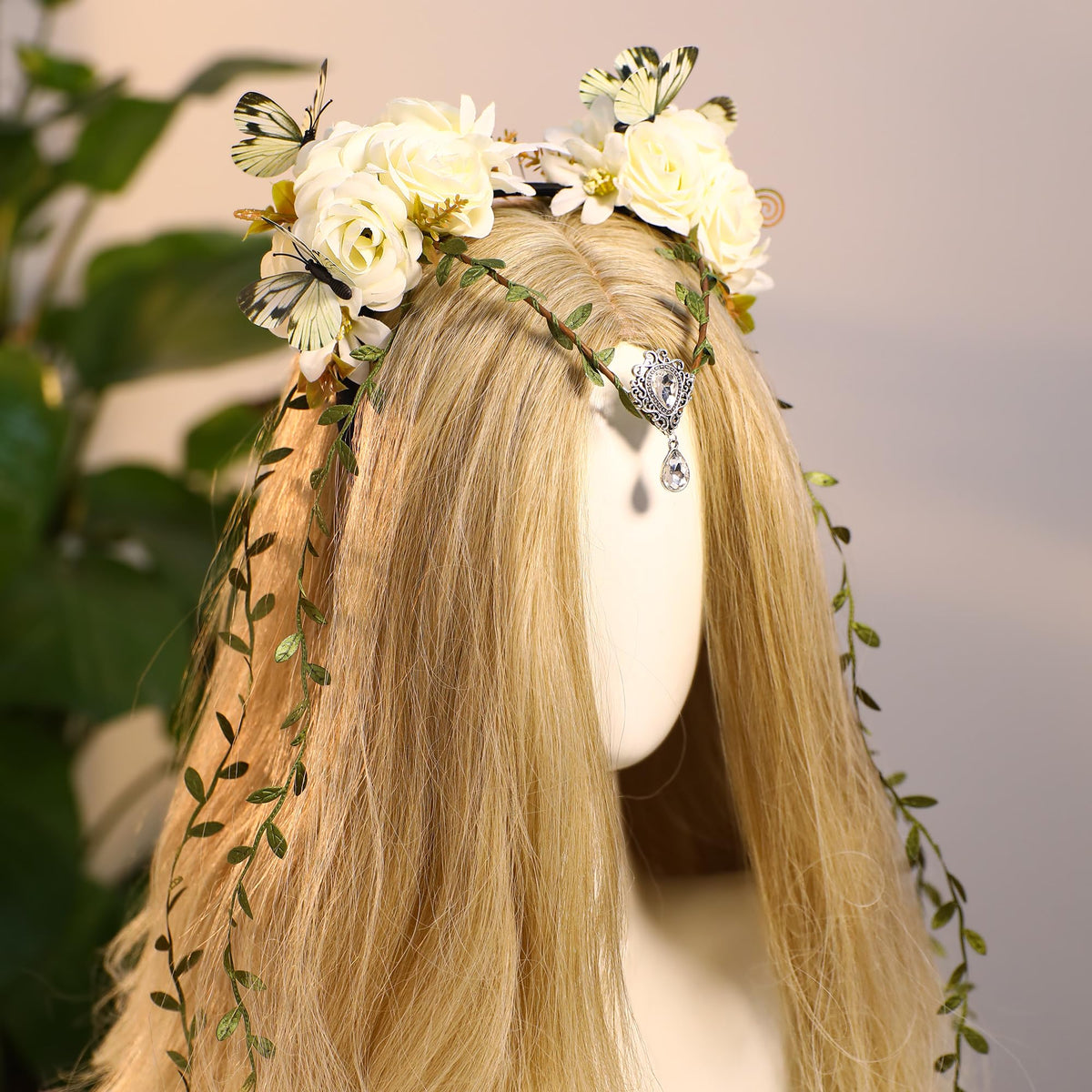 Couronne de fleurs blanche MOSTORY sur fond naturel