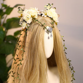 Couronne de fleurs blanche MOSTORY sur fond naturel