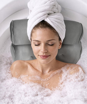 Coussin de bain luxe 4D gris sur un porte-serviettes