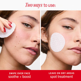 Coussinet hydratant à côté d'autres produits de beauté