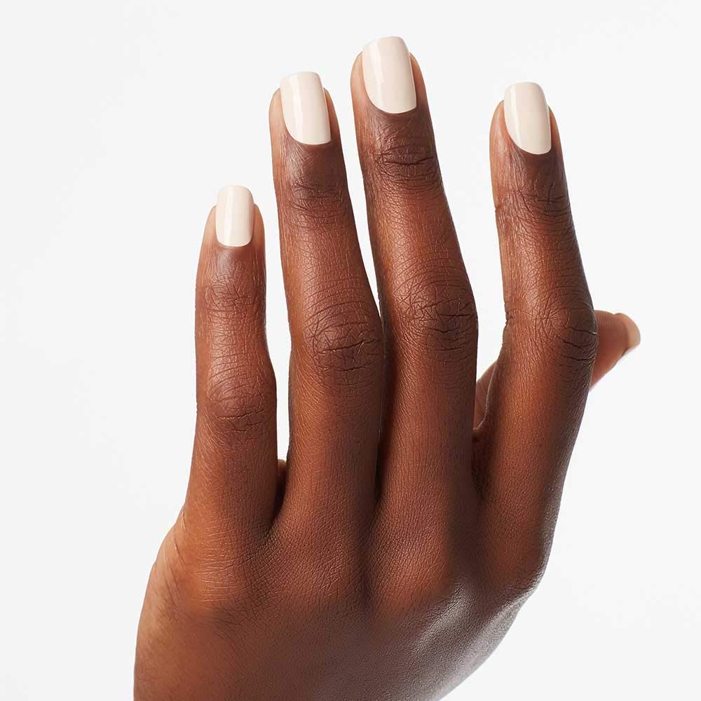 Couverture uniforme du vernis OPI My Vampire is Buff sur des ongles