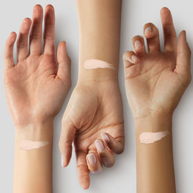 COVERGIRL Fond de Teint Hydratant Classic Ivory 45g application sur le visage