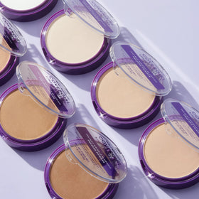 COVERGIRL Poudre Pressée Anti-Rides Simply Ageless dans un sac de maquillage