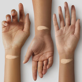 COVERGIRL Smoothers Concealer 18g sur une main pour démonstration