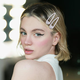 Cptots barrettes à cheveux blanches en utilisation lors d'un événement