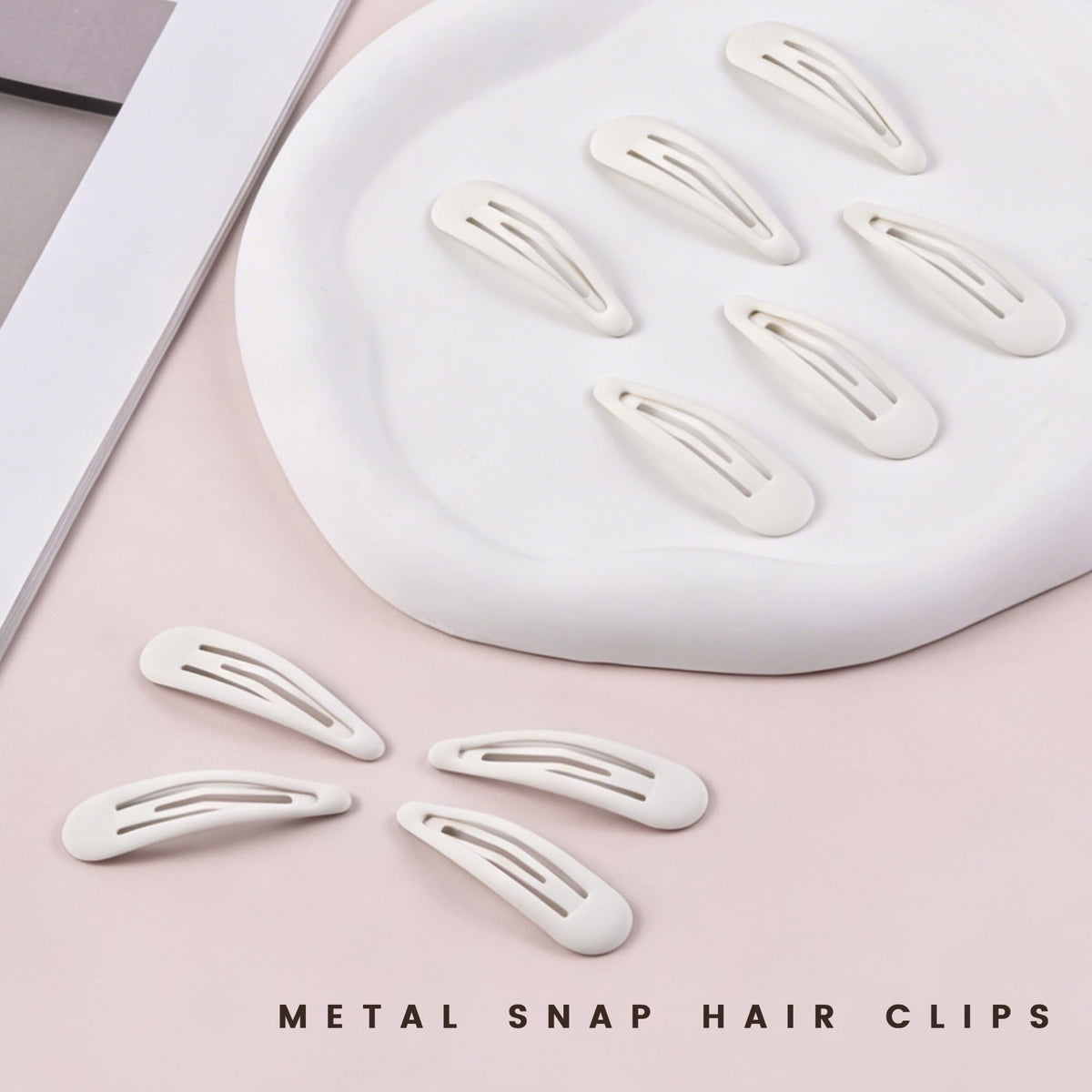 Cptots barrettes à cheveux blanches sur fond neutre