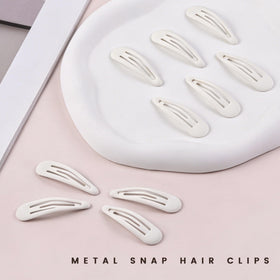 Cptots barrettes à cheveux blanches sur fond neutre